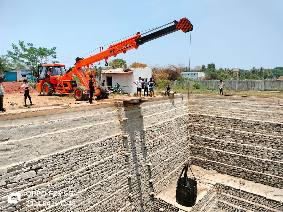 ಕ್ರೇನ್ ಬಳಸಿ ಹೂಳು ತೆಗೆಯುತ್ತಿರುವುದು