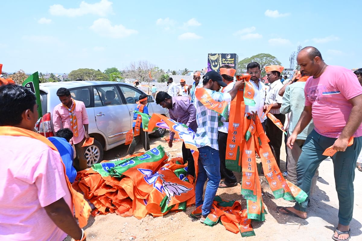 ಸಮಾವೇಶದಲ್ಲಿ ಭಾಗವಹಿಸಿದ್ದ ಬಿಜೆಪಿ ಕಾರ್ಯಕರ್ತರಿಗೆ ಪಕ್ಷದ ಧ್ವಜಗಳನ್ನು ವಿತರಿಸಲಾಯಿತು