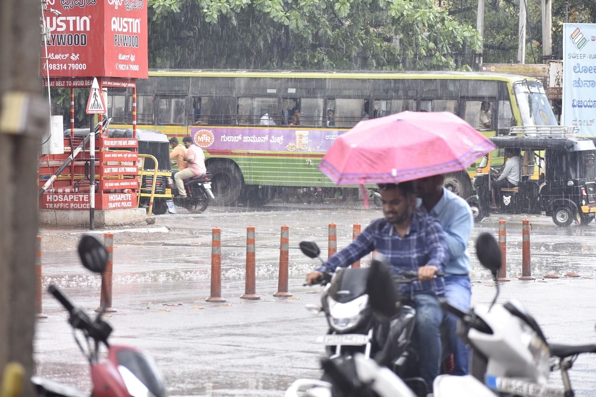 ಹೊಸಪೇಟೆಯಲ್ಲಿ ಸುರಿದ ಮಳೆಯಲ್ಲಿ ಬೈಕ್‌ ಸವಾರಿ  –ಪ್ರಜಾವಾಣಿ ಚಿತ್ರ