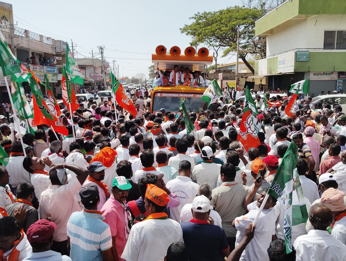 ಹನೂರು ಪಟ್ಟಣದಲ್ಲಿ ನಡೆದ ರೋಡ್‌ ಶೋನಲ್ಲಿ ವಿಜಯೇಂದ್ರ ಅವರು ಅಭ್ಯರ್ಥಿ ಬಾಲರಾಜು ಪರವಾಗಿ ಮತಯಾಚನೆ ಮಾಡಿದ್ದರು