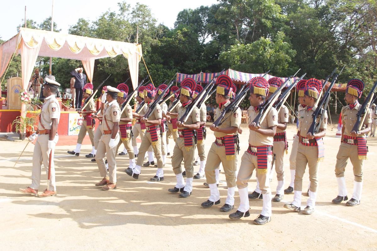 ಮಡಿಕೇರಿಯ ಜಿಲ್ಲಾ ಪೊಲೀಸ್ ಕವಾಯತು ಮೈದಾನದಲ್ಲಿ ಮಂಗಳವಾರ ನಡೆದ ಪೊಲೀಸ್ ಧ್ವಜ ದಿನಾಚರಣೆಯಲ್ಲಿ ಪೊಲೀಸರು ಪಥ ಸಂಚಲನ ನಡೆಸಿದರು