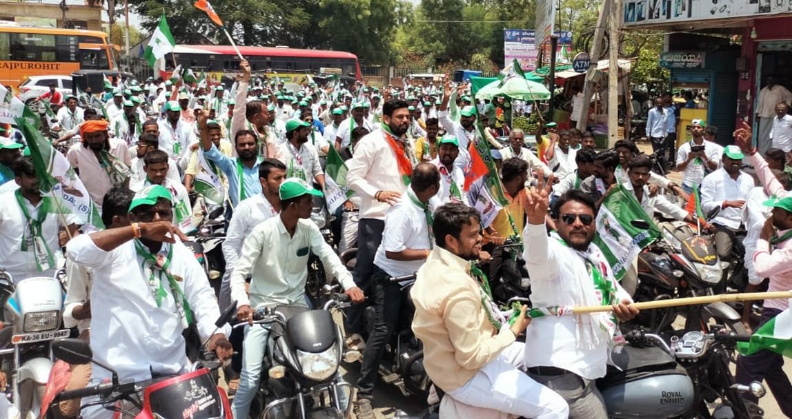 ಮಾನ್ವಿಯಲ್ಲಿ ಗುರುವಾರ ಬಿಜೆಪಿ ಅಭ್ಯರ್ಥಿ ರಾಜಾ ಅಮರೇಶ್ವರ ನಾಯಕ ಅವರನ್ನು ಜೆಡಿಎಸ್ ಪಕ್ಷದ ನೂರಾರು ಕಾರ್ಯಕರ್ತರು ಬೈಕ್ ರ್ಯಾಲಿ ಮೂಲಕ ಸ್ವಾಗತಿಸಿದರು