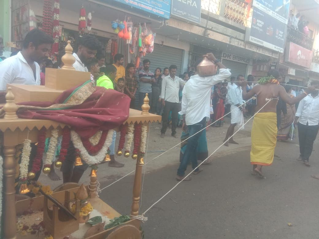 ಭಕ್ತರೊಬ್ಬರು ಬೆನ್ನಿಗೆ ಕಬ್ಬಿಣದ ಸಲಾಕೆಯನ್ನು ಚುಚ್ಚಿಸಿಕೊಂಡು ರಥದ ಮಾದರಿ ಎಳೆದು ಗಮನಸೆಳೆದರು