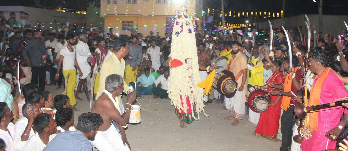 ಆನೇಕಲ್ ತಾಲ್ಲೂಕಿನ ಮಾಯಸಂದ್ರ ಕರಗವು ಜನಸ್ತೋಮದ ನಡುವೆ ಆಕರ್ಷಕ ನೃತ್ಯ ಪ್ರದರ್ಶನ ನೀಡಿತು