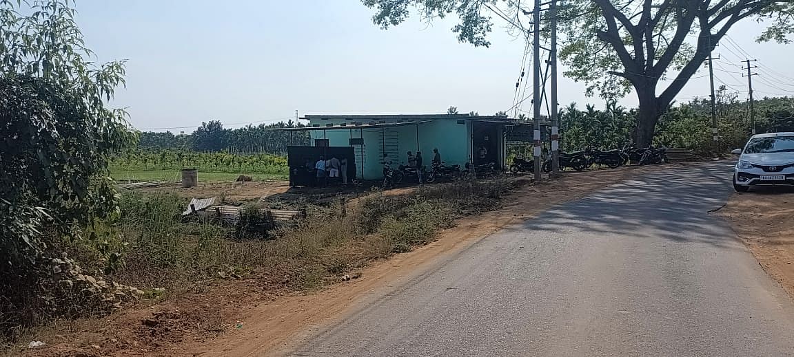 ರಸ್ತೆಯ ಪಕ್ಕದಲ್ಲಿಯೇ ಇರುವ ಮದ್ಯದ ಅಂಗಡಿ