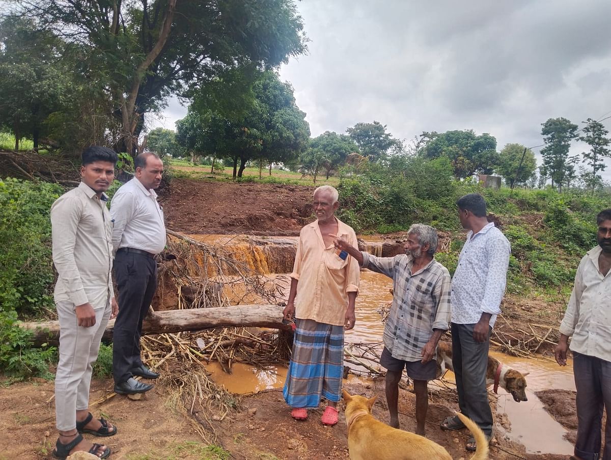 ನಾಗಮಂಗಲ ಕೆಂಪಿ ಕೆರೆ ಕೋಡಿ ಒಡೆದಿರುವುದನ್ನು ಕಂದಾಯ ಇಲಾಖೆ ಅಧಿಕಾರಿಗಳು ಪರಿಶೀಲಿಸಿದರು