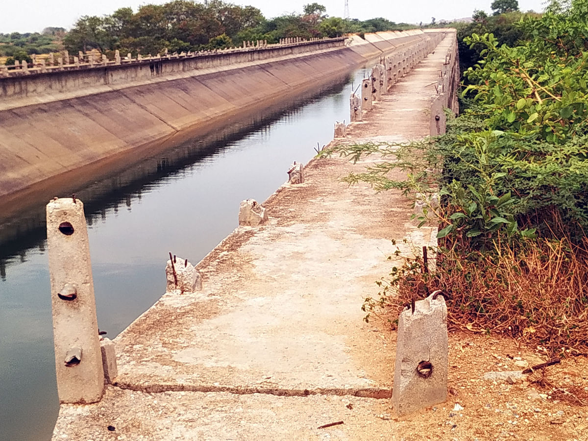 ನಾರಾಯಣಪುರ ಬಲದಂಡೆ ಮುಖ್ಯನಾಲೆ 18ನೇ ಕಿ.ಮೀನಲ್ಲಿ ನಿರ್ಮಿಸಿದ ಅಕ್ವಾಡೆಕ್ಟ್ ಪರಿವೀಕ್ಷಣಾ ರಸ್ತೆ ಹಾಳಾಗಿದ್ದು ಅಧುನೀಕರಣ ಕಾಮಗಾರಿ ಕಳಪೆಗೆ ಕೈಗನ್ನಡಿಯಾಗಿದೆ