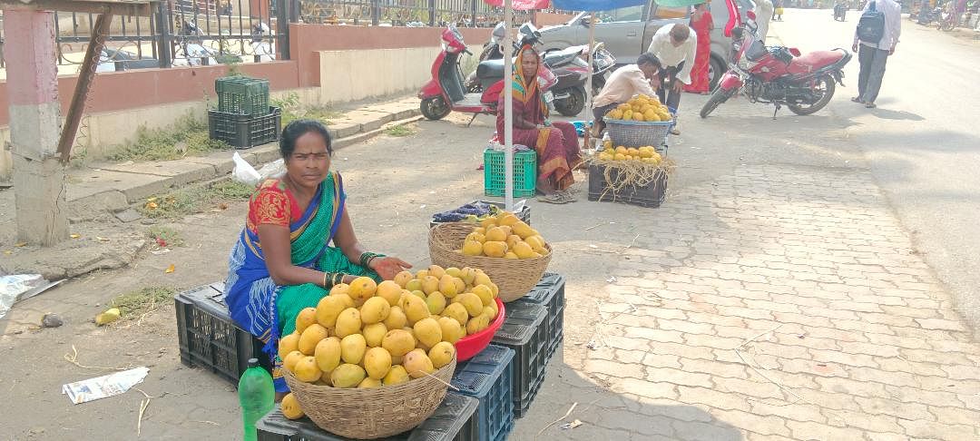 ಹಳಿಯಾಳದ ಸಾರಿಗೆ ನಿಲ್ದಾಣದ ಬಳಿ ಮಾವಿನ ಹಣ್ಣು ಮಾರಟಕ್ಕೆ ತಂದಿರುವ ವ್ಯಾಪಾರಸ್ಥರು