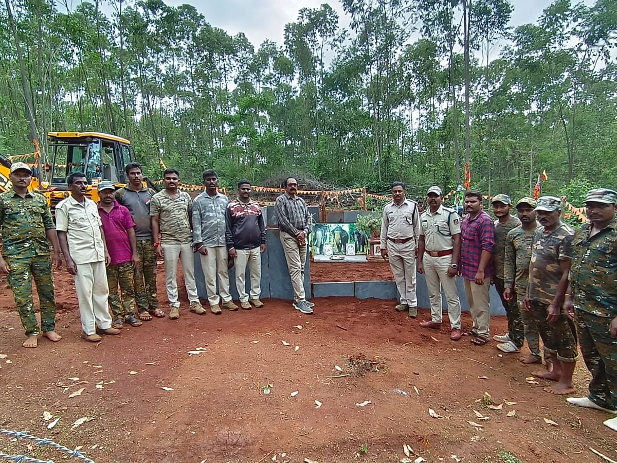 ಹೆತ್ತೂರು ಸಮೀಪದ ದಬ್ಬಳಿಕಟ್ಟೆ ಅರಣ್ಯದಲ್ಲಿ ಇರುವ ಅರ್ಜುನನ ಸಮಾಧಿ ಸುತ್ತಲೂ ಹಾಸುಗಲ್ಲು ಹಾಕಿದ ಅರಣ್ಯ ಇಲಾಖೆ ಅಧಿಕಾರಿಗಳು.