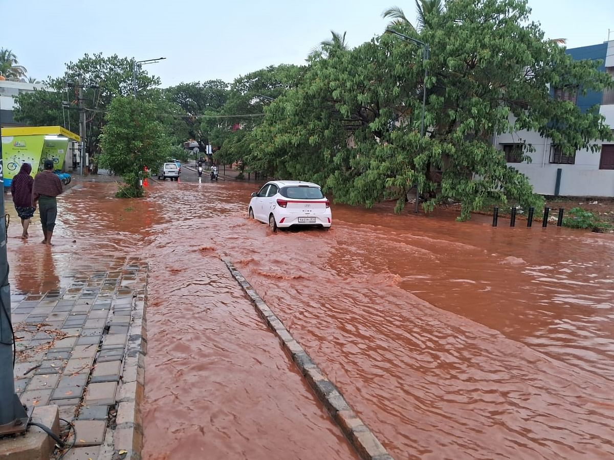 ಹುಬ್ಬಳ್ಳಿಯಲ್ಲಿ ಶನಿವಾರ ಸುರಿದ ಮಳೆಯಿಂದ ತೋಳನಕೆರೆಯ ರೇಣುಕಾನಗರ ಕಡೆಯ ದ್ವಾರದ ಬಳಿ ರಸ್ತೆಯಲ್ಲಿ ನೀರು ನಿಂತು ಕೆರೆಯಂತಾಗಿತ್ತು