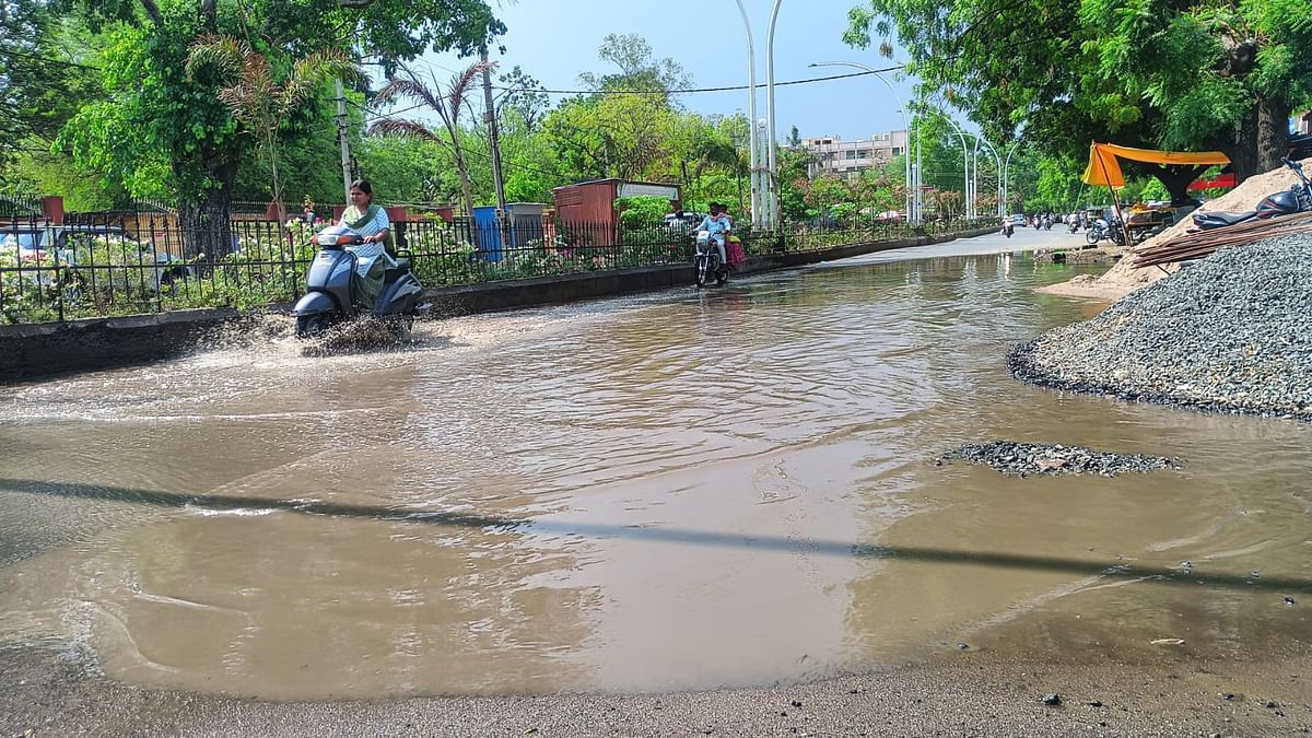 ಕಲಬುರಗಿಯ ಹಳೆ ಜೇವರ್ಗಿ ರಸ್ತೆಯಲ್ಲಿ ನಿಂತ ಮಳೆ ನೀರಿನಲ್ಲಿ ಪರದಾಡುತ್ತಾ ಸಾಗಿದ ಬೈಕ್ ಸವಾರರು