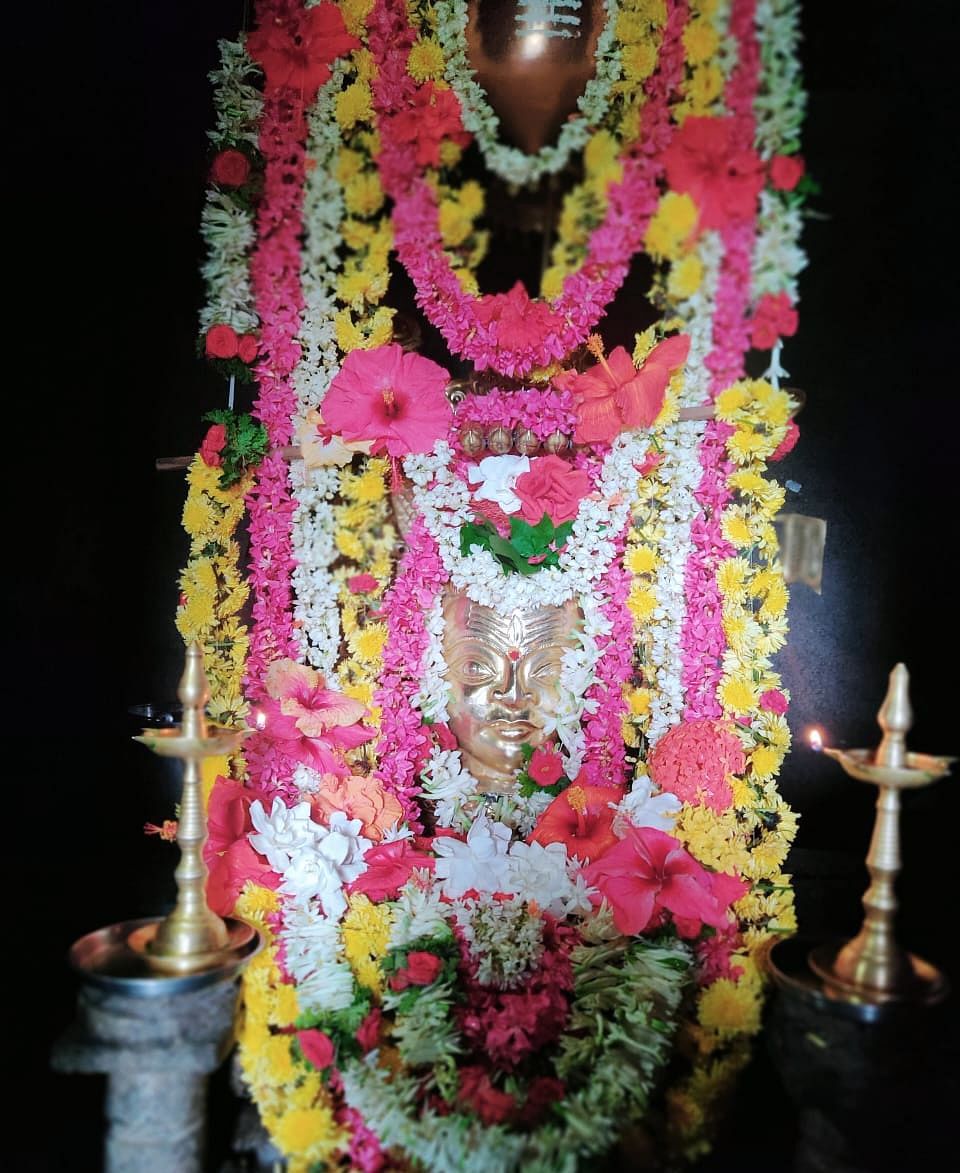 ಈಶ್ವರ ದೇವರಿಗೆ ಅಲಂಕಾರ ಮಾಡಿರುವುದು