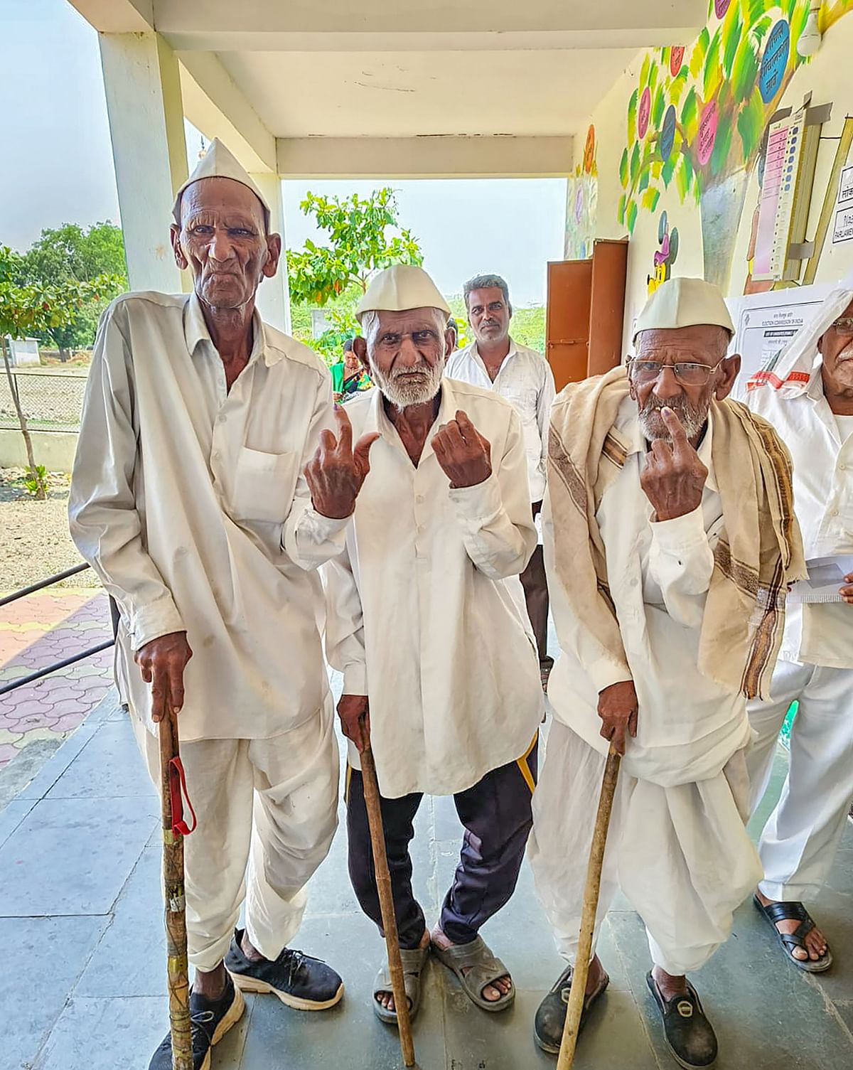 ಮಹಾರಾಷ್ಟ್ರದ ನಾಸಿಕ್‌ನಲ್ಲಿ ಸಹೋದರರಾದ ಮಧುಕರ್ ಜಗತಾಪ್‌ (97) ಮಾಧವ್ ಜಗತಾಪ್‌ (85) ಸದಾಶಿವ ಜಗತಾಪ್‌ (84) ಒಟ್ಟಿಗೆ ಬಂದು ಮತಹಕ್ಕು ಚಲಾಯಿಸಿ ಗಮನಸೆಳೆದರು 
