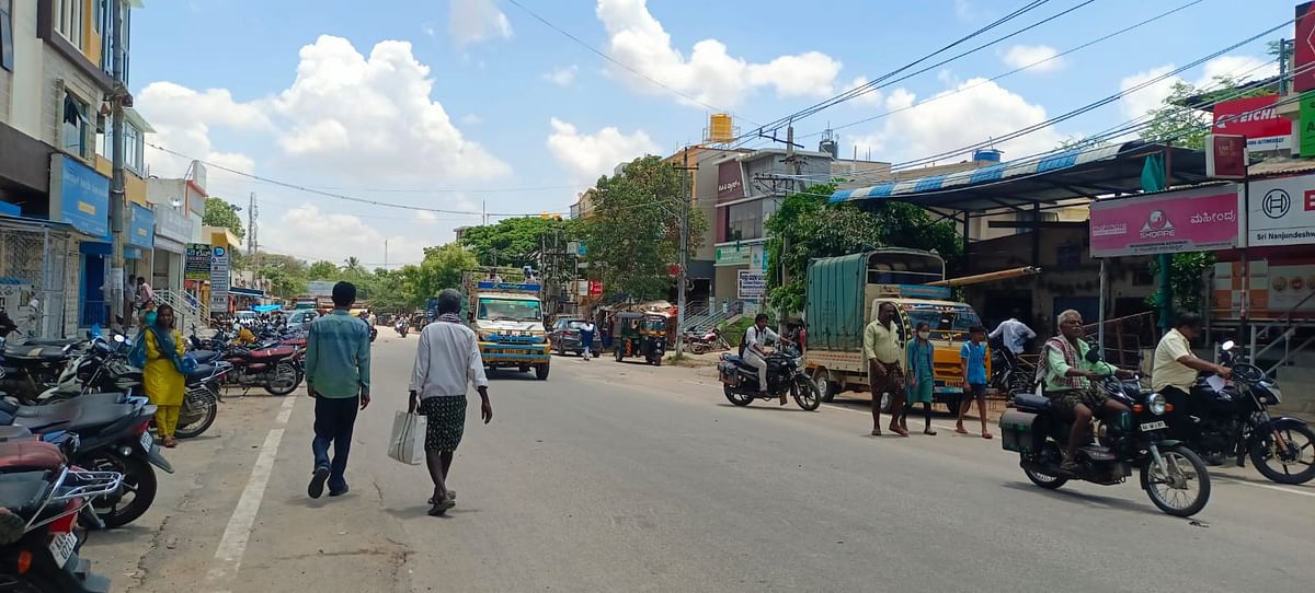 ಮಧುಗಿರಿಯಲ್ಲಿ ರಸ್ತೆ ಬದಿ ವಾಹನ ನಿಲುಗಡೆ