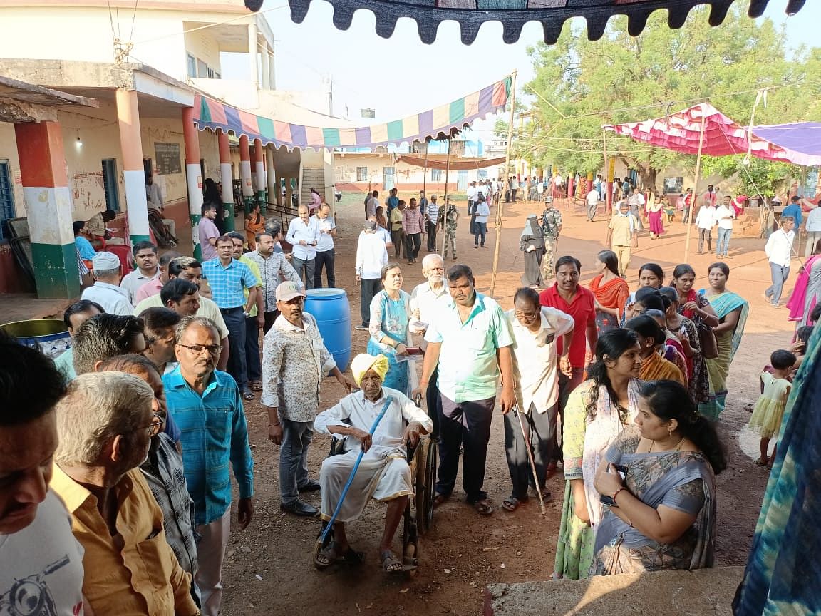 ಬೀದರಿನ ಮೈಲೂರು ಶಾಲೆಯ ಮತಗಟ್ಟೆ ಸಂಖ್ಯೆ 196ರಲ್ಲಿ 95 ವರ್ಷದ ವೆಂಕಟರಾವ್ ಎಂಬುವರು ವೀಲ್ ಚೇರ್ ನಲ್ಲಿ ಬಂದು ಮತ ಹಾಕಿದರು.