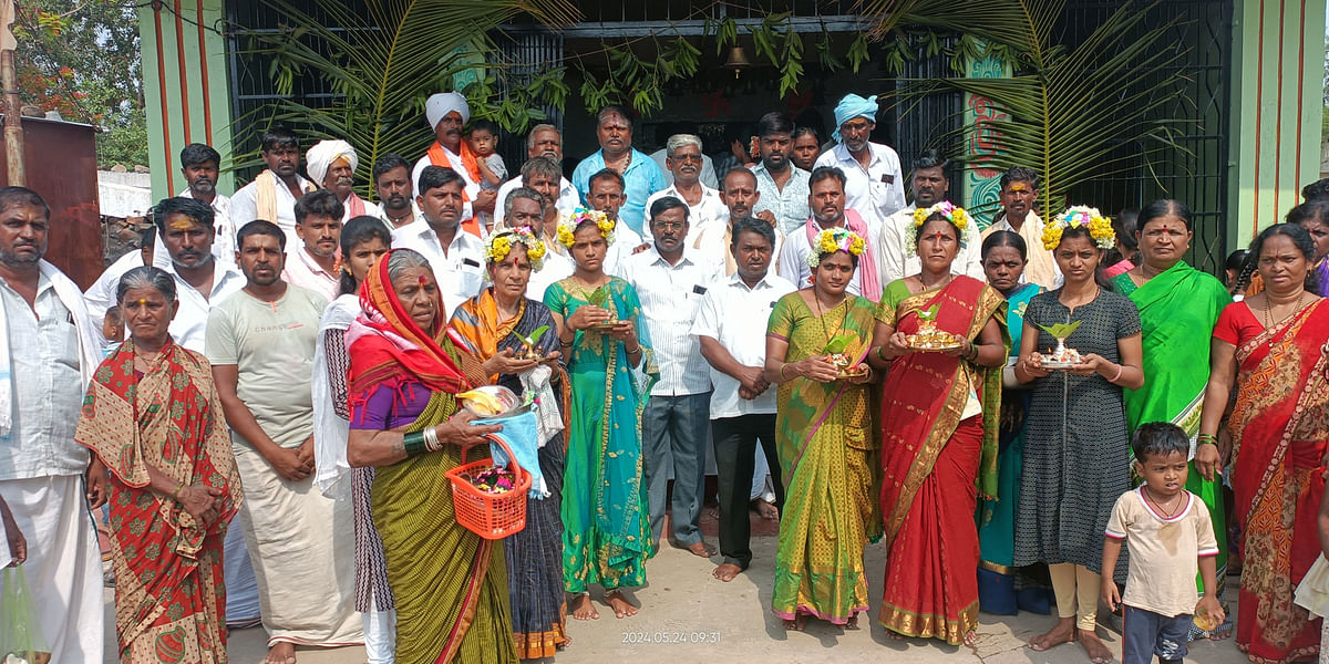 ಕವಿತಾಳದಲ್ಲಿ ಶುಕ್ರವಾರ ನಡೆದ ದೇವಿ ದೇವಸ್ಥಾನದಲ್ಲಿ ಉಡಿ ತುಂಬುವ ಕಾರ್ಯಕ್ರಮದಲ್ಲಿ ಭಕ್ತರು ಪಾಲ್ಗೊಂಡಿದ್ದರು.