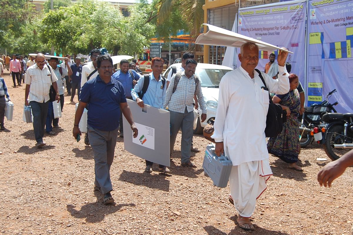 ಮುಧೋಳದ ಆರ್‌ಎಂಜಿ ಕಾಲೇಜಿನಿಂದ ಲೋಕಸಭೆ ಚುನಾವಣೆ ಅಂಗವಾಗಿ ಮತಗಟ್ಟೆ ಚುನಾವಣೆ ಪರಿಕರಗಳನ್ನು ತೆಗೆದುಕೊಂಡು ಹೊರಟಿರುವ ಚುನಾವಣೆ ಸಿಬ್ಬಂದಿ