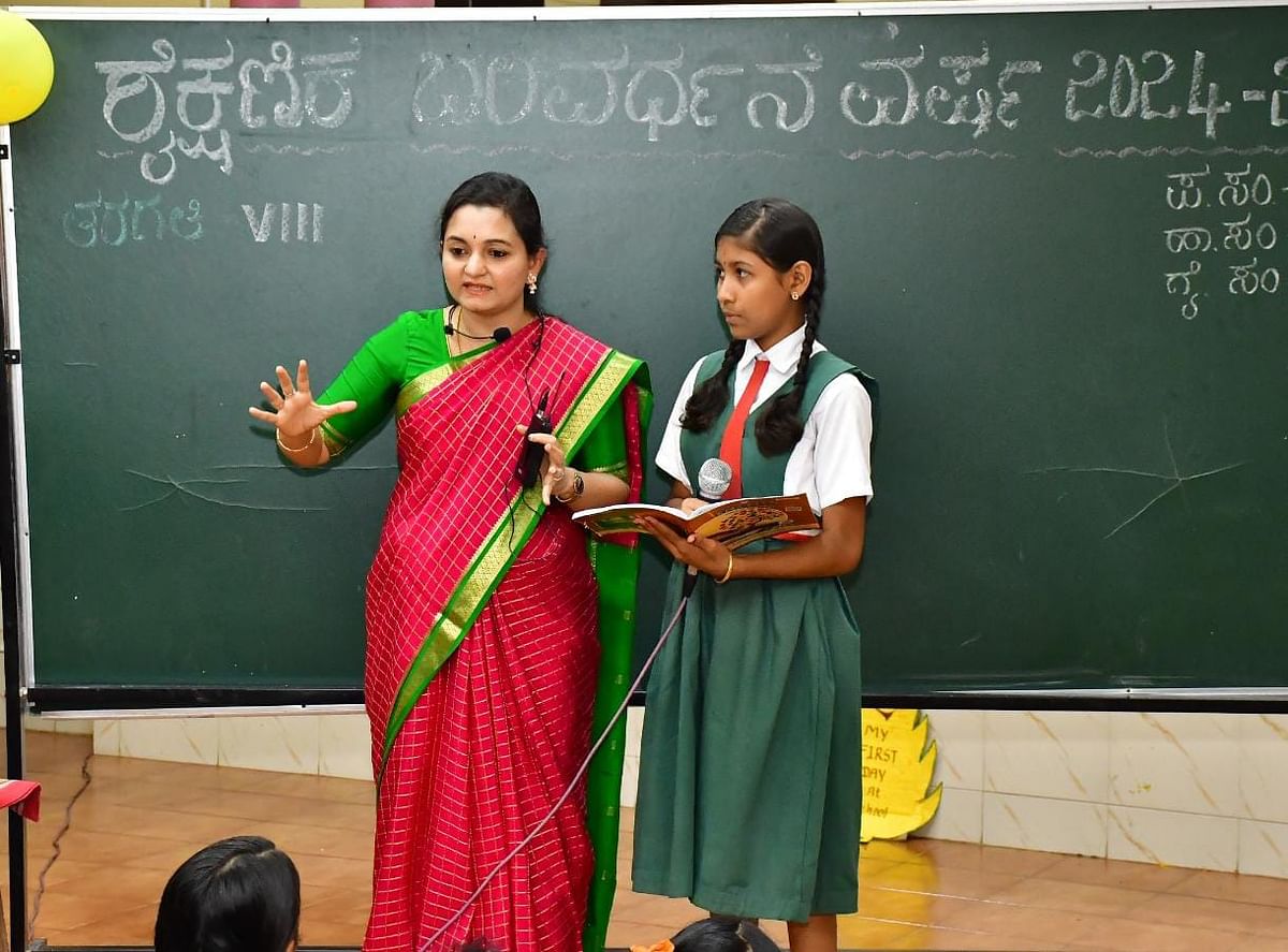 ಧಾರವಾಡದ ಸರ್ಕಾರಿ ಮಾದರಿ ಪ್ರಾಯೋಗಿಕ ಉರ್ದು ಮತ್ತು ಕನ್ನಡ ಶಾಲೆಯಲ್ಲಿ ಶುಕ್ರವಾರ ಜಿಲ್ಲಾಧಿಕಾರಿ ದಿವ್ಯಪ್ರಭು ಪಾಠ ಮಾಡಿದರು