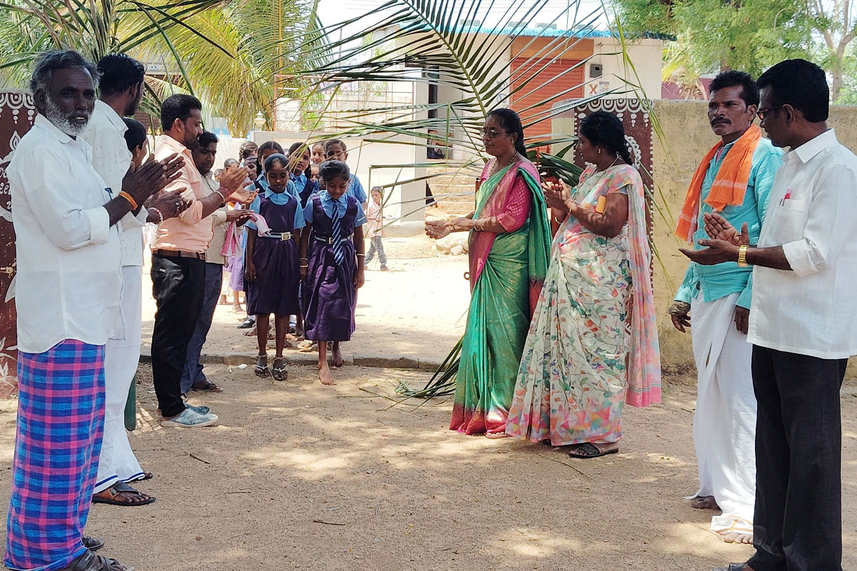 ಕವಿತಾಳ ಸಮೀಪದ ವಟಗಲ್‌ ಸರ್ಕಾರಿ ಗ್ರಾಮದ ಶಾಲೆಯಲ್ಲಿ ಶಿಕ್ಷಕರು ಎಸ್‌ಡಿಎಂಸಿ ಸದಸ್ಯರು ಮಕ್ಕಳನ್ನು ಸ್ವಾಗತಿಸಿದರು