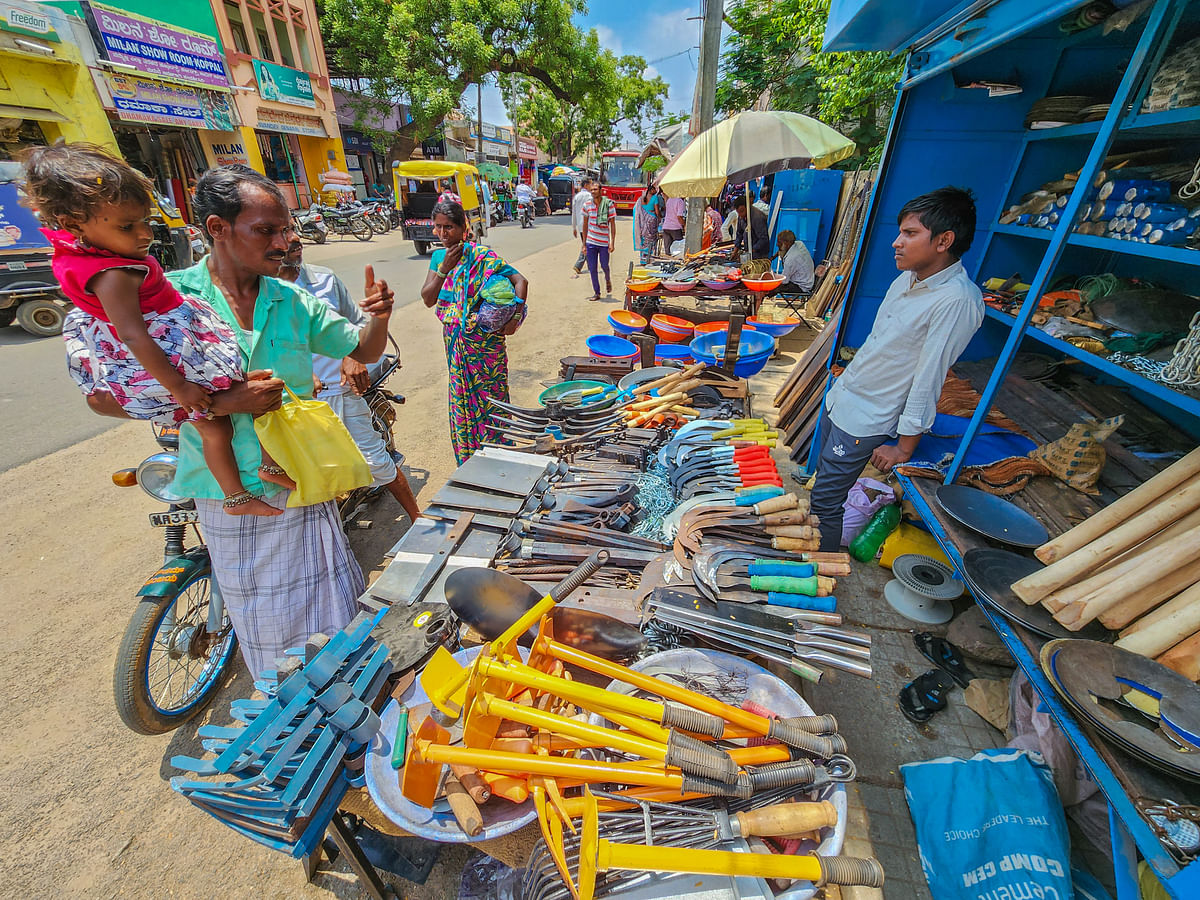 ಕೊಪ್ಪಳದ ಜವಾಹರ್‌ ರಸ್ತೆಯ ಸಿಕ್ಕಲಗಾರರ ಅಂಗಡಿಯಲ್ಲಿ ಕೃಷಿ ಪರಿಕರಗಳ ಖರೀದಿಯಲ್ಲಿ ರೈತರು ತೊಡಗಿದ್ದು ಕಂಡುಬಂತು