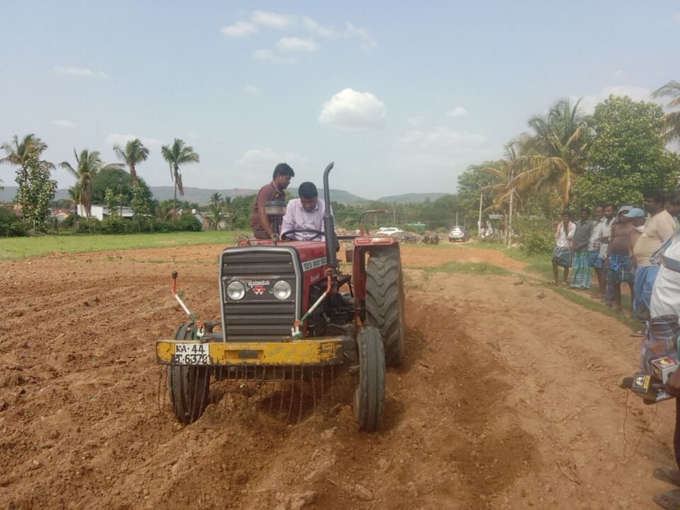 ಜಿ.ಪಂ. ಮುಖ್ಯ ಕಾರ್ಯನಿರ್ವಹಣಾಧಿಕಾರಿ ಜಿ ಪ್ರಭು ಟ್ರಾಕ್ಟರ್ ಏರಿ ಉಳುಮೆ ಮಾಡುತ್ತಿರುವುದು.