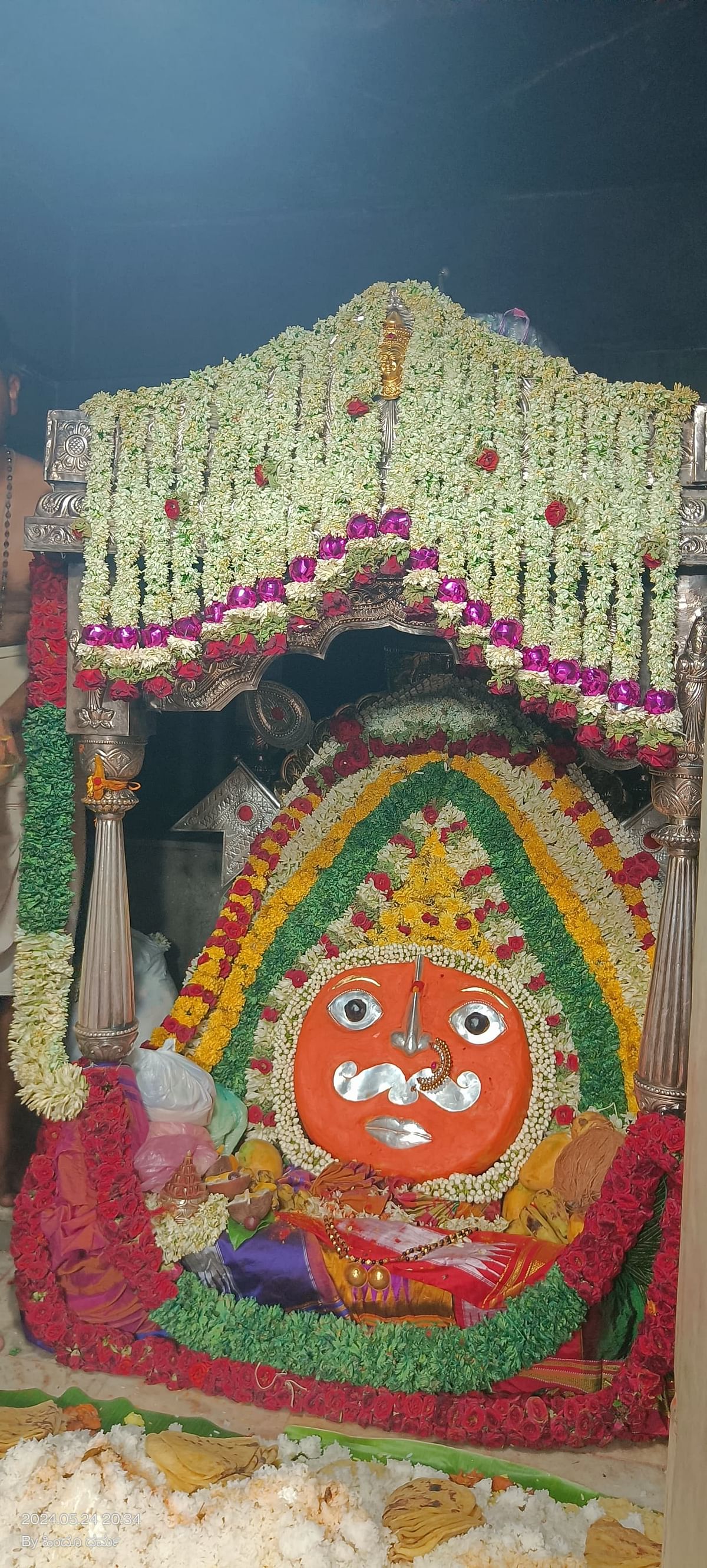 ಹುಲಿಗೆಮ್ಮ ದೇವಿಯ ಅಲಂಕೃತ ವಿಗ್ರಹ