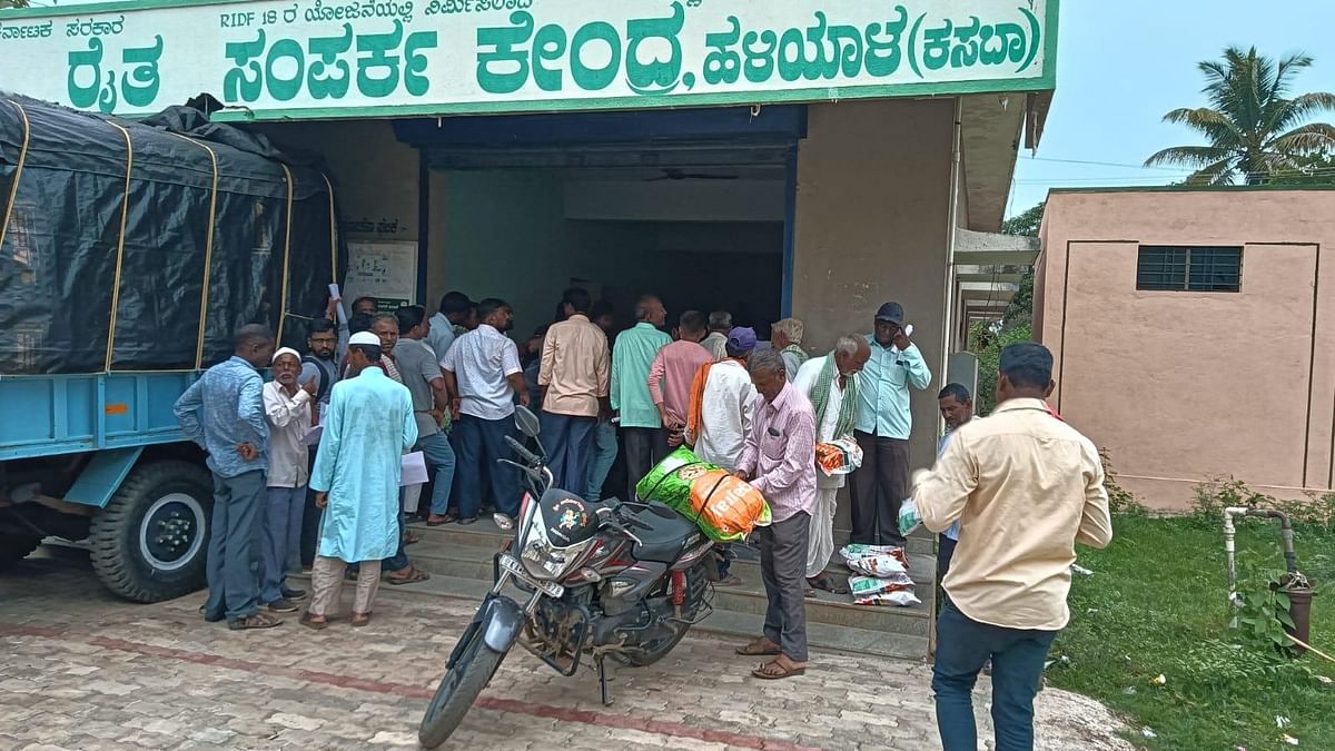 ಹಳಿಯಾಳದ ಕೃಷಿ ಇಲಾಖೆಯಲ್ಲಿ ಆರಂಭಿಸಲಾಗಿರುವ ರೈತ ಸಂಪರ್ಕ ಕೇಂದ್ರದಿಂದ ರೈತರು ಭತ್ತ ಹಾಗೂ ಗೋವಿನ ಜೋಳದ ಬೀಜವನ್ನು ಖರೀದಿಸಲು ಸರದಿ ಸಾಲಿನಲ್ಲಿ ನಿಂತಿರುವುದು