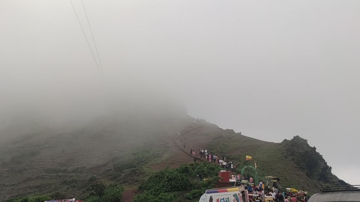 ಚಿಕ್ಕಮಗಳೂರಿನ ಮುಳ್ಳಯ್ಯನಗಿರಿಯಲ್ಲಿ ಮೋಡದ ನಡುವೆ ಪ್ರವಾಸಿಗರು ಸಂಭ್ರಮಿಸಿದರು