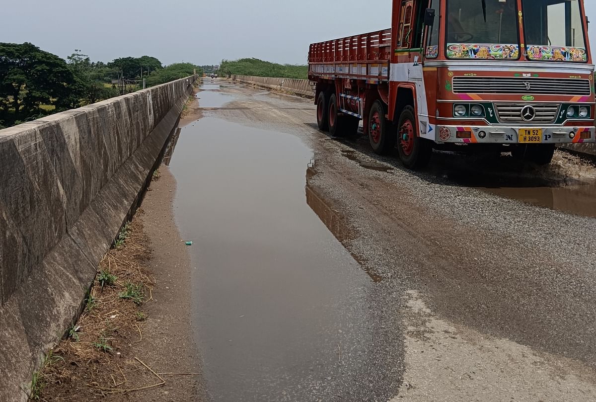 ಹರಿಹರ ಹೊರವಲಯದ ಹಲಸಬಾಳು-ಕೋಡಿಯಾಲ ಹೊಸಪೇಟೆ ಸೇತುವೆ ಮೇಲೆ ಮಣ್ಣು ಸಂಗ್ರಹಗೊಂಡಿದ್ದು ಮಳೆ ನೀರು ನಿಂತಿರುವುದು