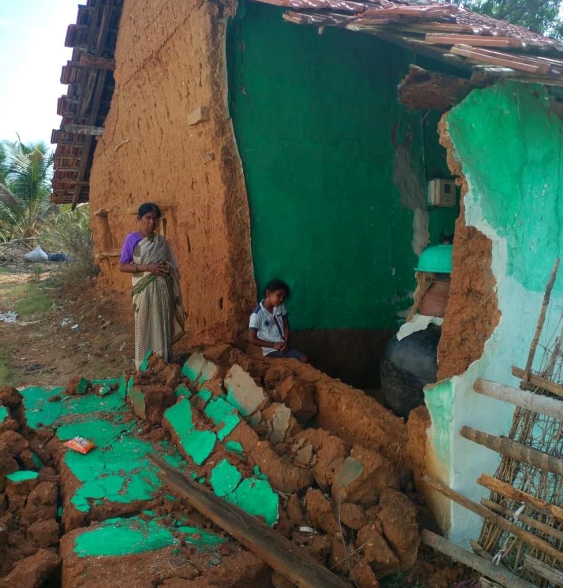 ಪುರ ಗ್ರಾಮದ ಯಶೋದಮ್ಮ ಅವರ ಮನೆಯ ಗೋಡೆ ಕುಸಿದಿದೆ