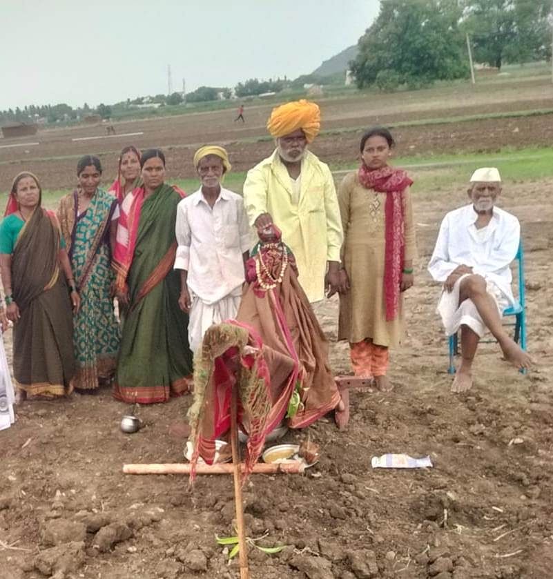 ಹರದೊಳ್ಳಿ ಗ್ರಾಮದಲ್ಲಿ ಕೂರಿಗೆ ಪೂಜೆ ನಂತರ ಹೊಲದಲ್ಲಿ ಬಿತ್ತನೆಗೆ ಸಜ್ಜಾಗಿರುವುದು