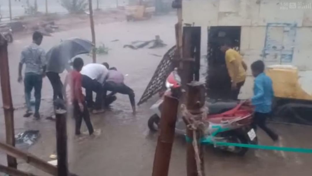 Karnataka Rains | ಶಿರಾದಲ್ಲಿ ಅಂಗಡಿ, ಮನೆಗಳಿಗೆ ನುಗ್ಗಿದ ನೀರು