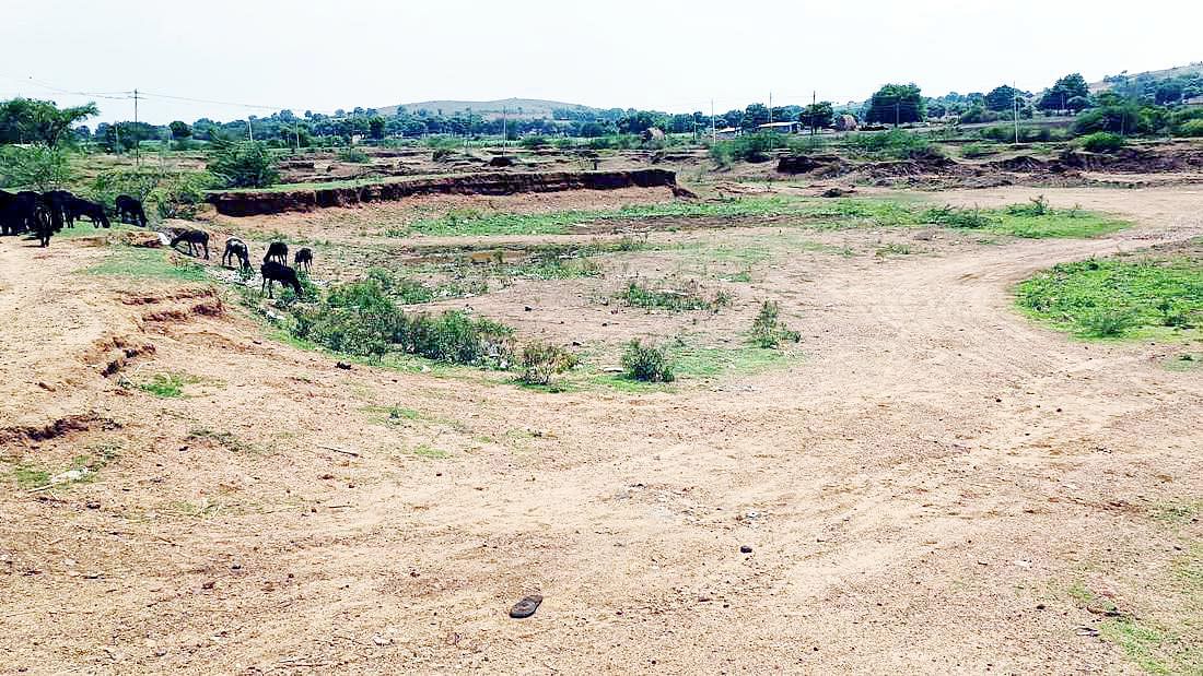 ಬೈಲಹೊಂಗಲ ತಾಲ್ಲೂಕಿನ ದೊಡವಾಡ ಗ್ರಾಮದ ದೊಡ್ಡ ಕೆರೆ ಬೇಸಿಗೆಯಿಂದ ನೀರಿಲ್ಲದೆ ಭಣಗುಡುತ್ತಿರುವುದು