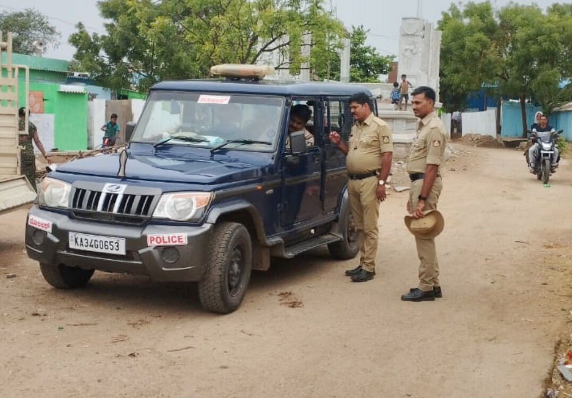 ಕಂಪ್ಲಿ ತಾಲ್ಲೂಕು ಹೊನ್ನಳ್ಳಿ ಗ್ರಾಮದಲ್ಲಿ ಎರಡು ಗುಂಪುಗಳ ನಡುವೆ ಘರ್ಷಣೆ ನಡೆದಿದ್ದು ಪೊಲೀಸ್ ಅಧಿಕಾರಿಗಳು ಬೀಡುಬಿಟ್ಟಿದ್ದಾರೆ