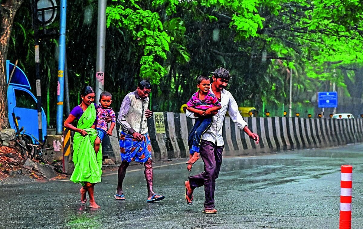 ಚಾಮರಾಜಪೇಟೆಯಲ್ಲಿ ಮಳೆಯ ಸಿಂಚನದ ನಡುವೆಯೇ ಸಾಗಿದವರು