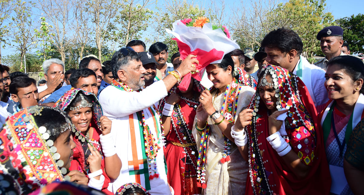 ಉಪಮುಖ್ಯಮಂತ್ರ ಡಿ.ಕೆ.ಶಿವಕುಮಾರ್ ಅವರು ಎಂಬಿಎ ಕಾಲೇಜು ಮೈದಾನದ ಹೆಲಿಪ್ಯಾಡ್‌ಗೆ ಬಂದು ಇಳಿದಾಗ ಡಾ.ಪ್ರಭಾ ಮಲ್ಲಿಕಾರ್ಜುನ್ ಅವರು ಸ್ವಾಗತಿಸಿದರು. ಪ್ರತಿಯಾಗಿ ಡಿ.ಕೆ.ಶಿವಕುಮಾರ್ ಶುಭ ಹಾರೈಸಿದರು.