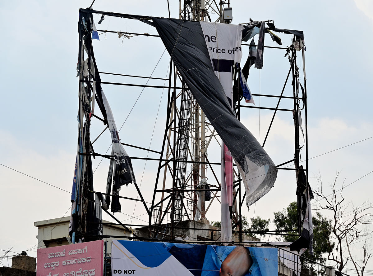 ಹುಬ್ಬಳ್ಳಿ ನಗರದ ಹೊಸೂರ ಸರ್ಕಲ್‌ನಲ್ಲಿ ಹಾರಾಡುತ್ತಿರುವ ಹೋರ್ಡಿಂಗ್‌ಗೆ ಅಳವಡಿಸಿರುವ ಜಾಹೀರಾತು ಬ್ಯಾನರ್‌