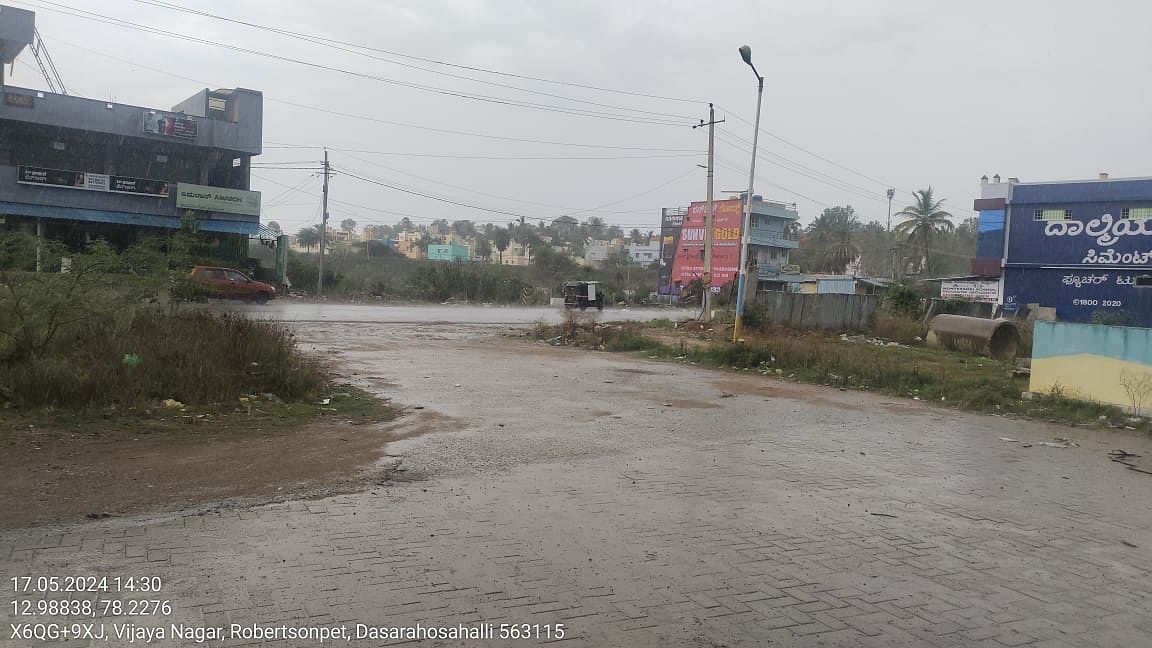 ಬಂಗಾರಪೇಟೆಯಲ್ಲಿ ತಂಪಾದ ಮಳೆಯಾಗಿತಿರುವುದು.