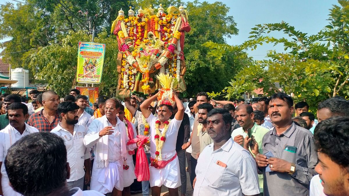 ಬರಡನಹಳ್ಳಿ ಗ್ರಾಮದಲ್ಲಿ ಬುಧವಾರ ನಡೆದ ಮಾರಮ್ಮ ದೇವಿಯ ಕೊಂಡೋತ್ಸವದಲ್ಲಿ ಅರ್ಚಕ ವೀರಭದ್ರ ಅವರು ಮಾರಮ್ಮನ ಗಿಂಡಿಯನ್ನು ಹೊತ್ತು ಮೆರವಣಿಗೆಯಲ್ಲಿ ಹೋಗುತ್ತಿರುವುದು