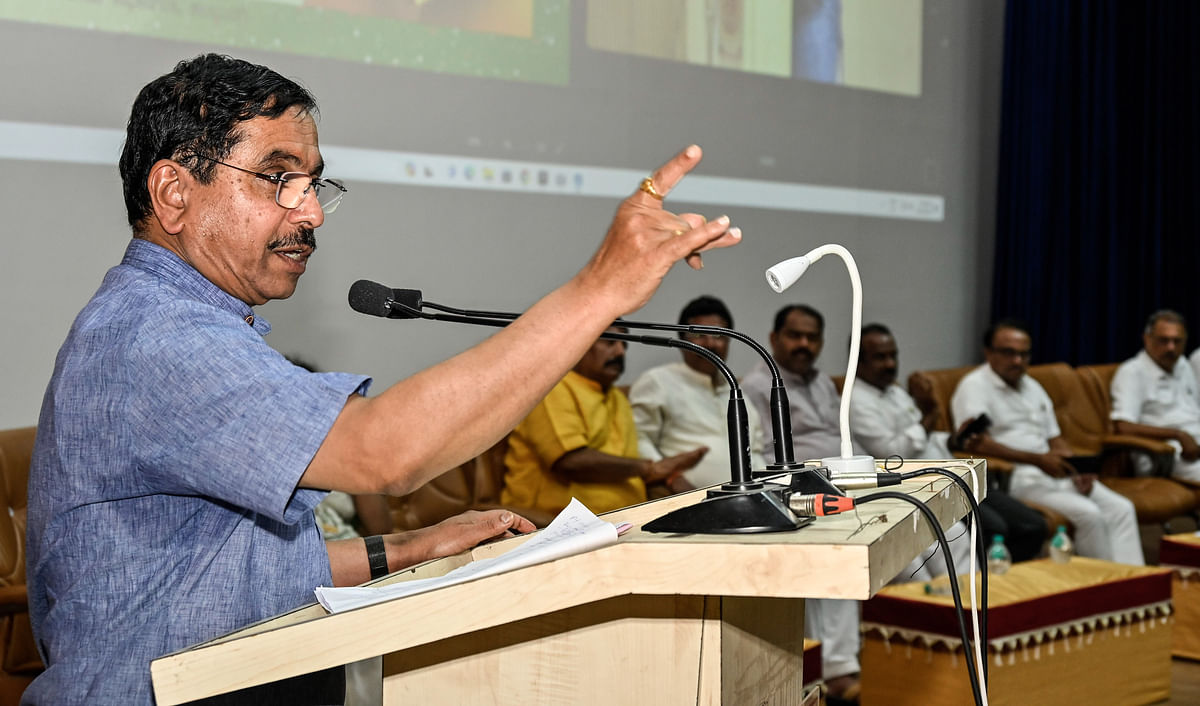 ಕಲಬುರಗಿಯ ಪಿಡಿಎ ಎಂಜಿನಿಯರಿಂಗ್‌ ಕಾಲೇಜಿನ ಸ್ಯಾಕ್‌ ಸಭಾಗಣದಲ್ಲಿ ಗುರುವಾರ ಬಿಜೆಪಿಯ ಪ್ರಚಾರ ಸಭೆಯಲ್ಲಿ ಕೇಂದ್ರ ಸಚಿವ ಪ್ರಲ್ಹಾದ ಜೋಶಿ ಮಾತನಾಡಿದರು –ಪ್ರಜಾವಾಣಿ ಚಿತ್ರ