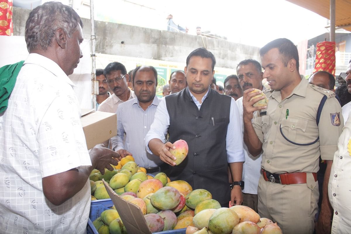 ಮಡಿಕೇರಿಯ ಹಾಪ್‌ಕಾಮ್ಸ್‌ ಅವರಣದಲ್ಲಿ ಶುಕ್ರವಾರ ಮಾವು ಮತ್ತು ಹಲಸಿನ ಮೇಳಕ್ಕೆ ಚಾಲನೆ ನೀಡಿದ ಬಳಿಕ ಜಿಲ್ಲಾಧಿಕಾರಿ ವೆಂಕಟ್ ರಾಜಾ ಅವರು ಜಿಲ್ಲಾ ಪೊಲೀಸ್ ವರಿಷ್ಠಾಧಿಕಾರಿ ಕೆ.ರಾಮರಾಜನ್ ಅವರು ಮಾವಿನಹಣ್ಣಿನ ಘಮಳನ್ನು ಆಘ್ರಾಣಿಸಿದರು