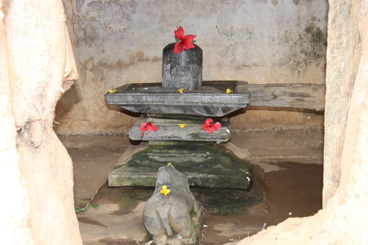 ಹುಲಗಡ್ಡಿ ಗ್ರಾಮದಲ್ಲಿರುವ ಸುಮಾರು 800 ವರ್ಷ ಹಳೆಯದಾದ ಕಲ್ಮೇಶ್ವರ ದೇವಾಲಯ.