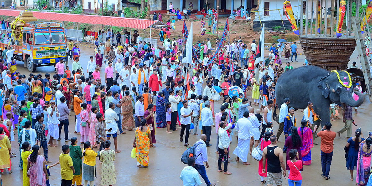 ದೇವರಿಗೆ ಸಮರ್ಪಿಸಲಿರುವ ನೂತನ ಬಂಡಿ ರಥದ ಮೆರವಣಿಗೆ ಸೋಮವಾರ ಸಂಜೆ ಕುಕ್ಕೆ ಸುಬ್ರಹ್ಮಣ್ಯದಲ್ಲಿ ನಡೆಯಿತು