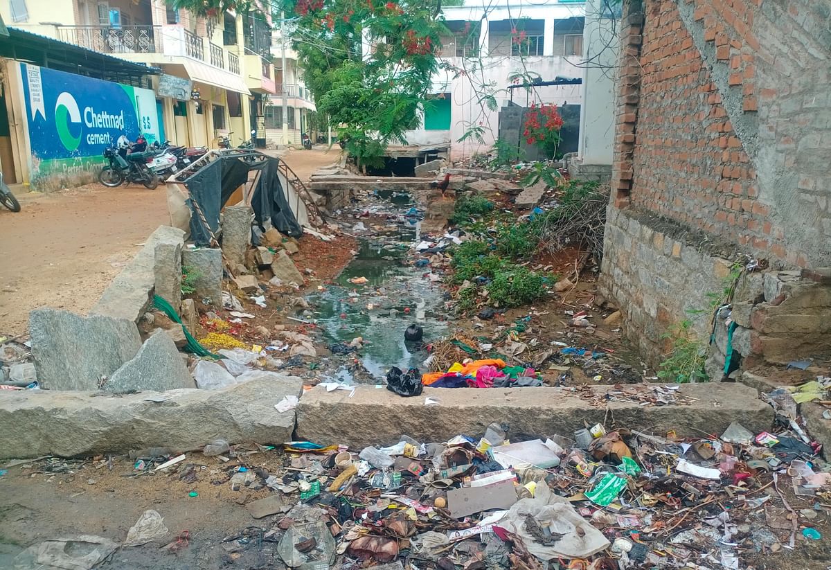 ಕಾಲುವೆಯಲ್ಲಿ ಕಸ ಕಡ್ಡಿ