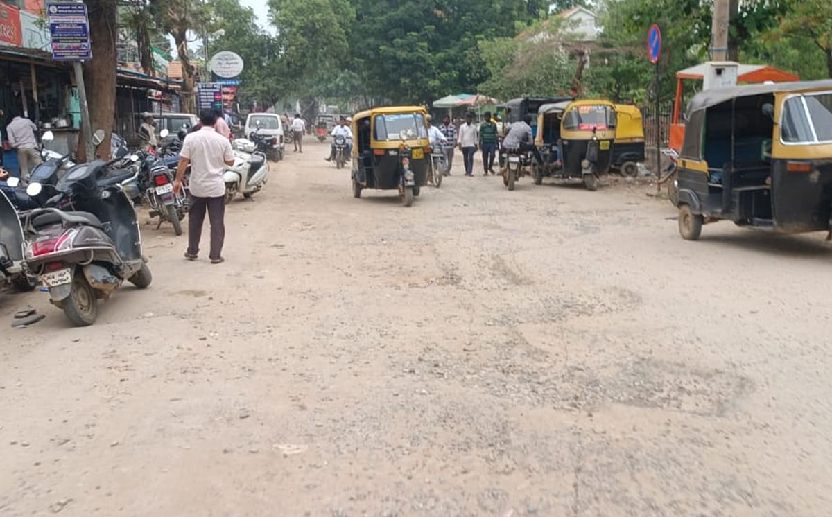 ರಾಮನಗರದ ರೈಲು ನಿಲ್ದಾಣ ರಸ್ತೆ ಹದಗೆಟ್ಟ ವರ್ಷವಾದರೂ ಇದುವರೆಗೆ ದುರಸ್ತಿ ಭಾಗ್ಯ ಸಿಕ್ಕಿಲ್ಲ
ಪ್ರಜಾವಾಣಿ ಚಿತ್ರ: ಚಂದ್ರೇಗೌಡ