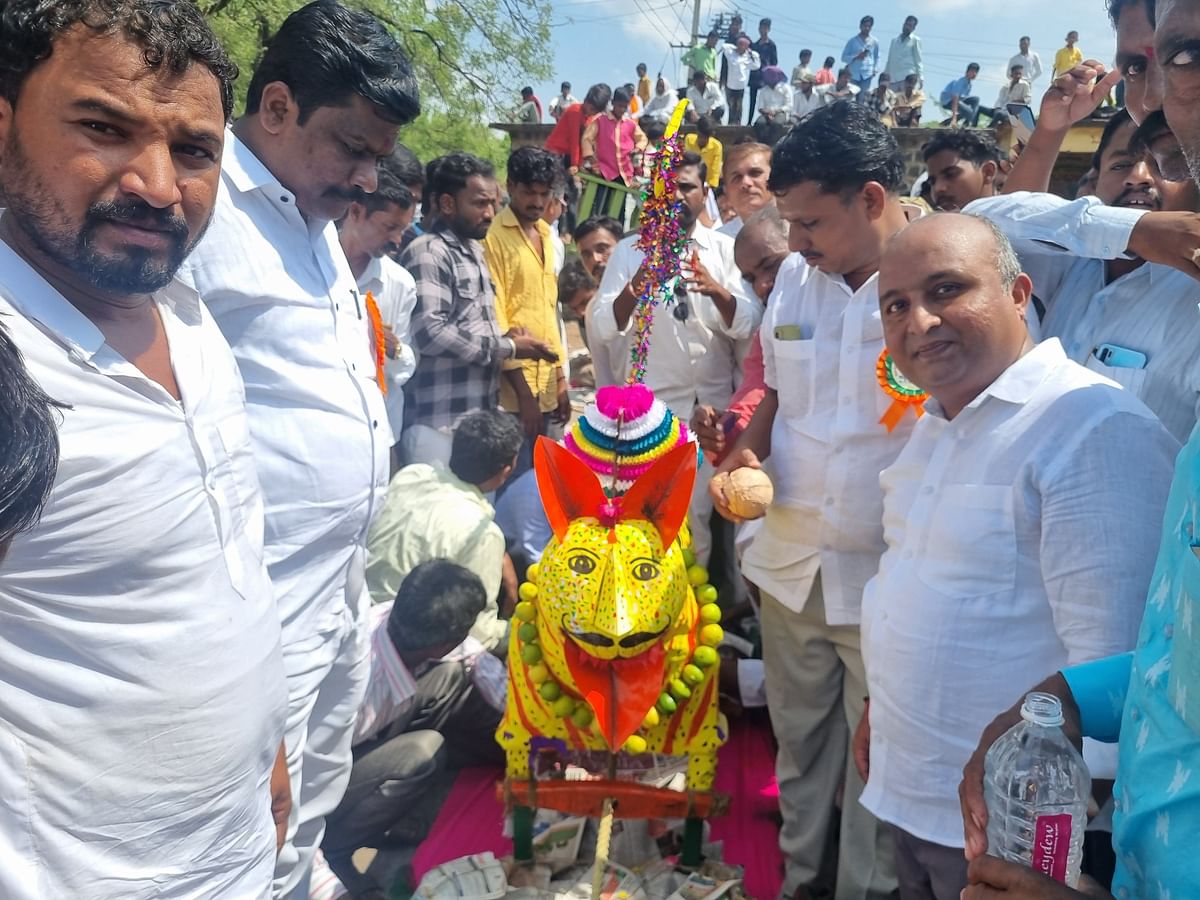 ಆಳಂದ ತಾಲ್ಲೂಕಿನ ದೇಗಾಂವ ಗ್ರಾಮದಲ್ಲಿ ಮದ್ದಿನ ಹುಲಿ ಓಡಿಸುವ ಆಚರಣೆಯು ಸಂಭ್ರಮದಿಂದ ಜರುಗಿತು.