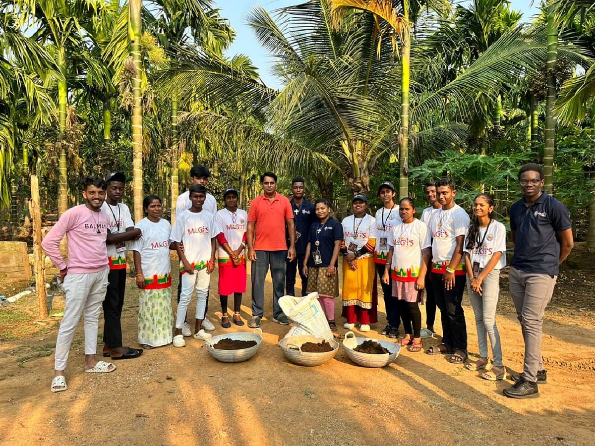 ಸಮಗ್ರ ಕೃಷಿ ವೀಕ್ಷಣೆಗೆ ಬಂದಿರುವ ತಂಡದ ಜೊತೆ ಪ್ರಗತಿಪರ ಕೃಷಿಕ ಬಸವರಾಜ ಈರಯ್ಯ ನಡುವಿನಮನಿ ನಿಂತಿರುವುದು(ಕೆಂಪು ಟೀ ಶರ್ಟ್‌ ಧರಿಸಿರುವ)