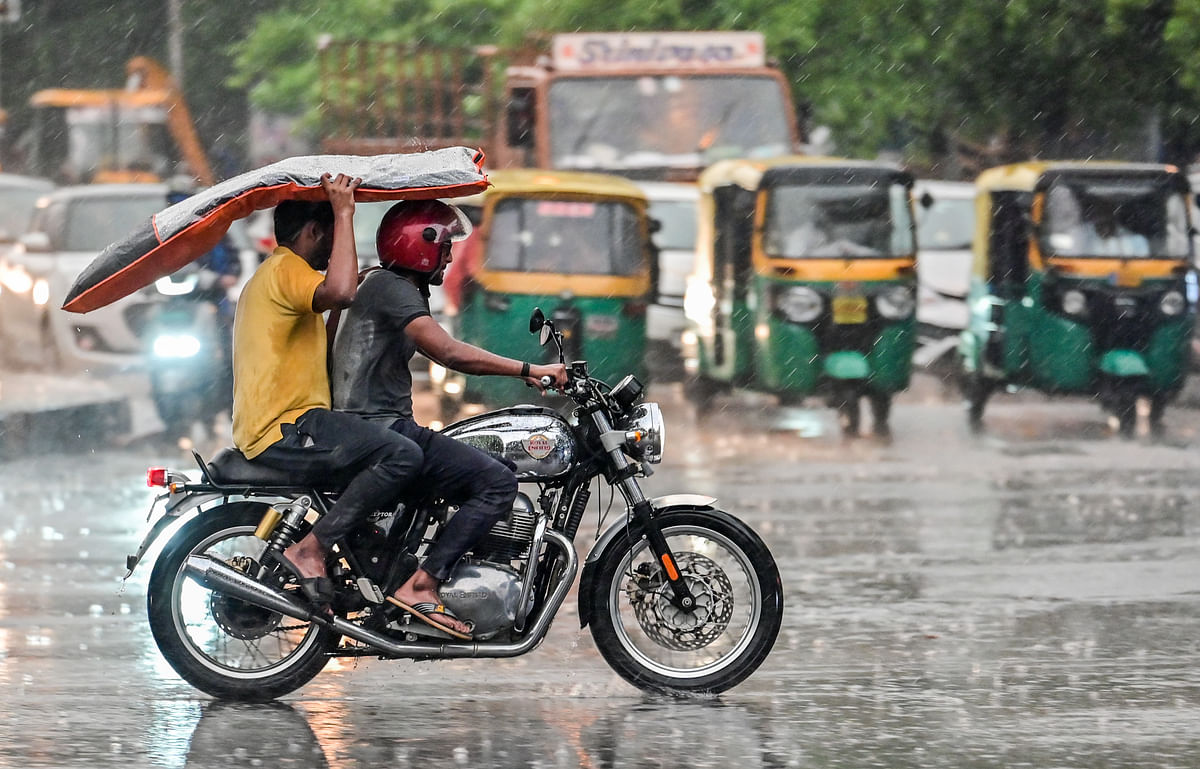 ಸೋಮವಾರ ಸುರಿದ ಮಳೆಯಲ್ಲೇ ಸಾಗಿದ ವಾಹನ ಸವಾರರು .ಪ್ರಜಾವಾಣಿ ಚಿತ್ರ. ಪ್ರಶಾಂತ್ ಎಚ್.ಜಿ.