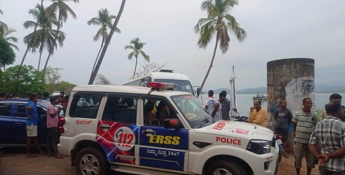 ಗೋಕರ್ಣ ಸಮೀಪದ ತದಡಿಯ ಮೂಡಂಗಿಯ ಬಳಿ ಅಘನಾಶಿನಿ ನದಿಯಲ್ಲಿ ಮುಳುಗಿ ಪಲ್ಟಿಯಾದ ಬೋಟಿನ ಸ್ಥಳದಲ್ಲಿ ಸೇರಿದ ಜನರು ಮತ್ತು ಪೊಲೀಸರು