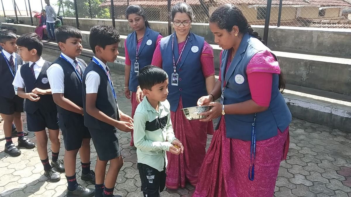 ಸುಂಟಿಕೊಪ್ಪ ಸಂತ ಮೇರಿ ಆಂಗ್ಲ ಮಾಧ್ಯಮ ಶಾಲೆಯಲ್ಲಿ ಶಾಲಾ ಪ್ರಾರಂಭೋತ್ಸವದ ಅಂಗವಾಗಿ ವಿದ್ಯಾರ್ಥಿಗಳಿಗೆ ಶಿಕ್ಷಕರು ಸಿಹಿ ಹಂಚಿ ಸಂಭ್ರಮಿಸಿದರು